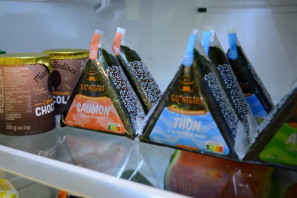 Six onigiris dans un frigo